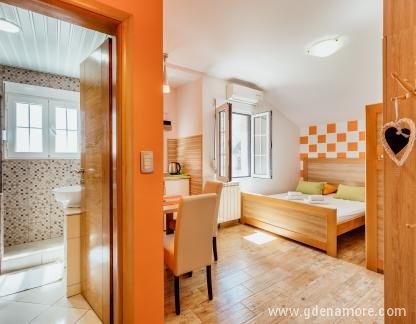 Apartamentos Cosovic, , alojamiento privado en Kotor, Montenegro - S1 (4)